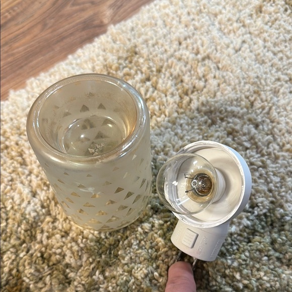 SCENTSY Plug In Glass with Etched Details NEW BULB NO BOX GUC - Picture 12 of 13
